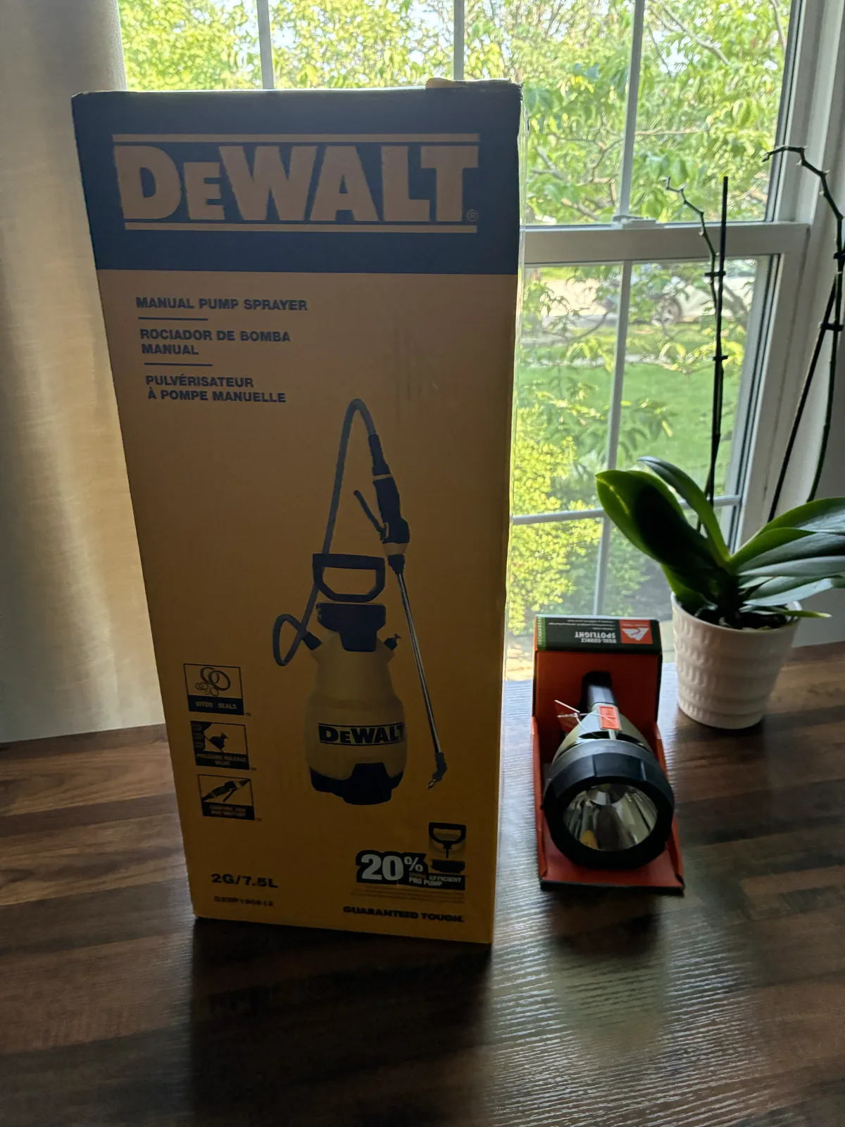 Опрыскиватель DeWalt DXSP190612 — оборудование «Партнёра» для подтверждения лицензии МЧС в Казани
